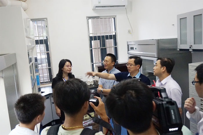 司法部司法鉴定管理局和江西省司法厅领导及专家在了解法医病理实验室设备