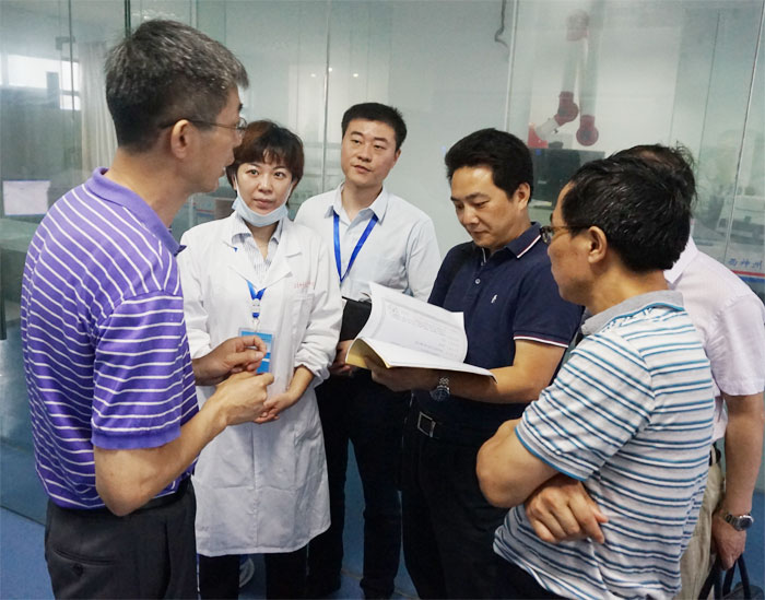 江西省司法鉴定管理局领导和专家在了解法医毒物室的技术和管理制度
