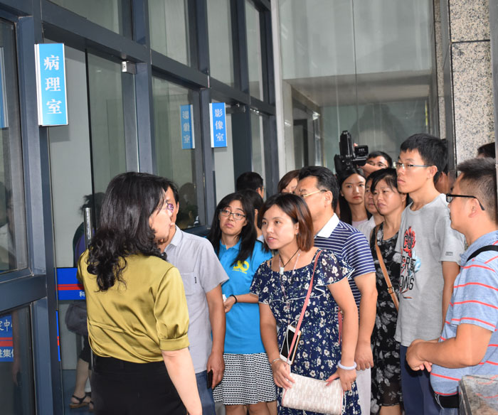 江西省生态学会的专家学者在参观江西神州司法鉴定中心