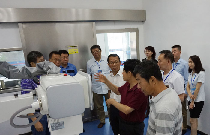 调研领导和专家在了解IDR3000数字X射线摄影系统