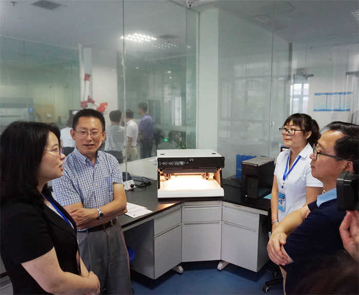 司法部司法鉴定管理局和江西省司法厅领导及专家在了解中心对司法鉴定人员的培训和管理制度