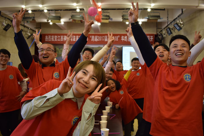 “乒乓球运送接力”比赛获胜队