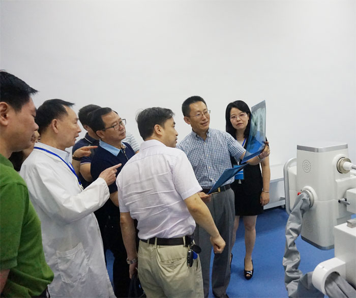 司法部司法鉴定管理局和江西省司法厅领导及专家在和影像室技术负责人交流