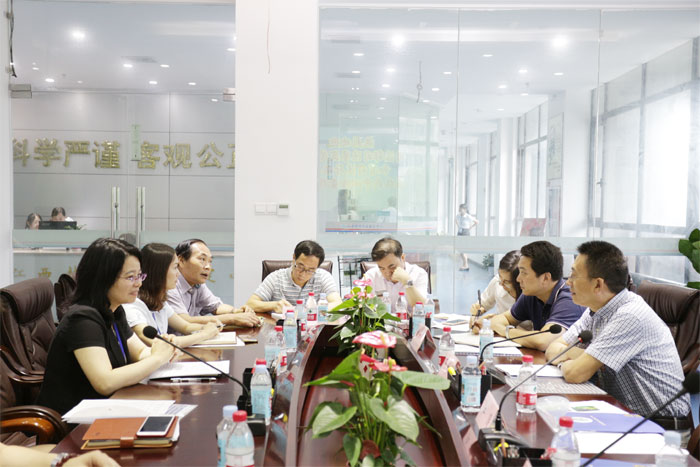 司法部司法鉴定管理局和江西省司法厅领导及专家在会议室与各部门负责人进行交流